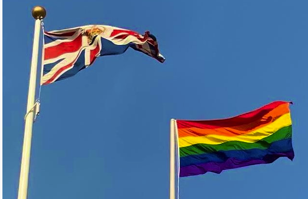 رفع علم المثليين على مبنى السفارة البريطانية في أبوظبي